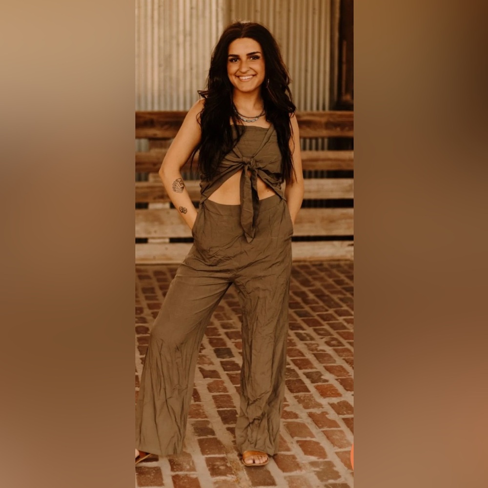 ⚜️olive green WILD JUNKIE Cut Out Front Tie Jumpsuit Sz L
